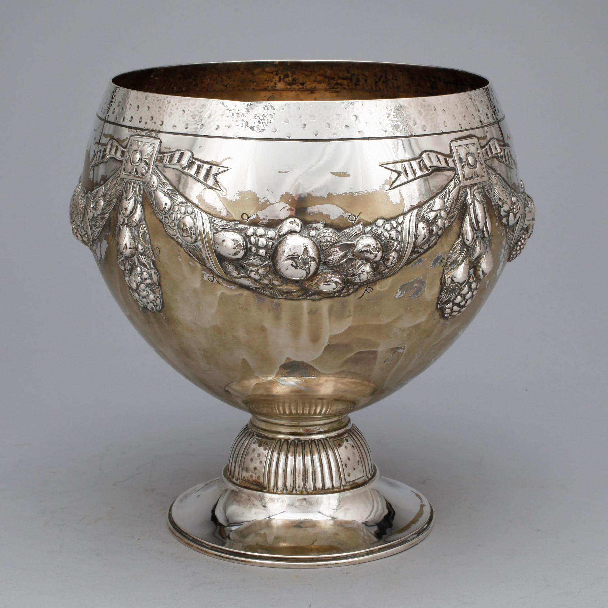 SKÅL PÅ FOT, silver, 1900-talets första hälft. Vikt ca 997 gram.