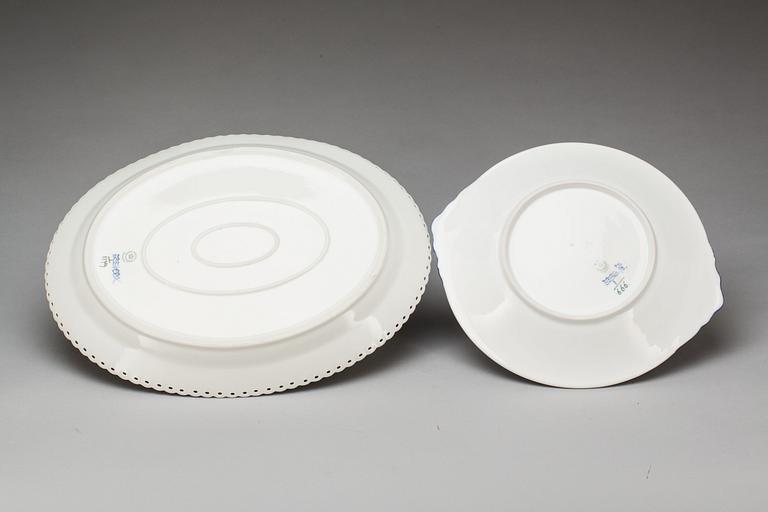 SERVERINGSFAT, 2 st. Porslin, "Musselmalet" Royal Copenhagen.