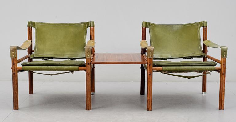 FÅTÖLJER OCH MELLANBORD, ett par. "Sirocco", Arne Norell, modellen formgiven 1964.