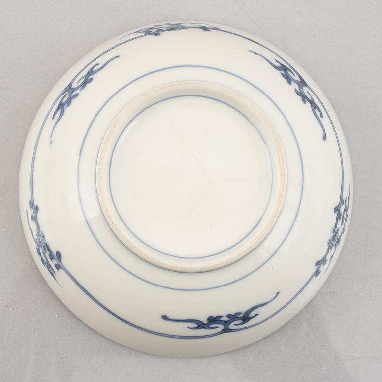 A Japanese 'Nabeshima ware' porcelain dish and bowl, Edo/Meiji, 19th century.