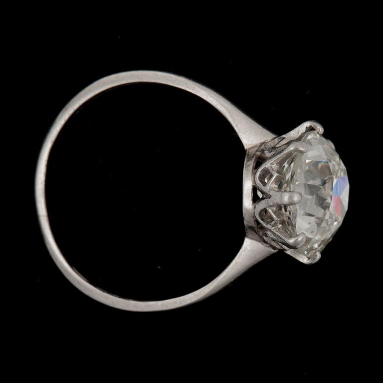 A circa 5.25 cts old-cut diamond ring.