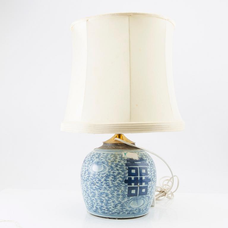 A blue and white chinese jar mounted as a lamp, late Qing dynasty, circa 1900.