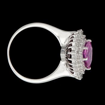 RING med hjärtformad naturlig rosa safir totalt ca 2.10 ct samt diamanter totalt 1.12 ct.