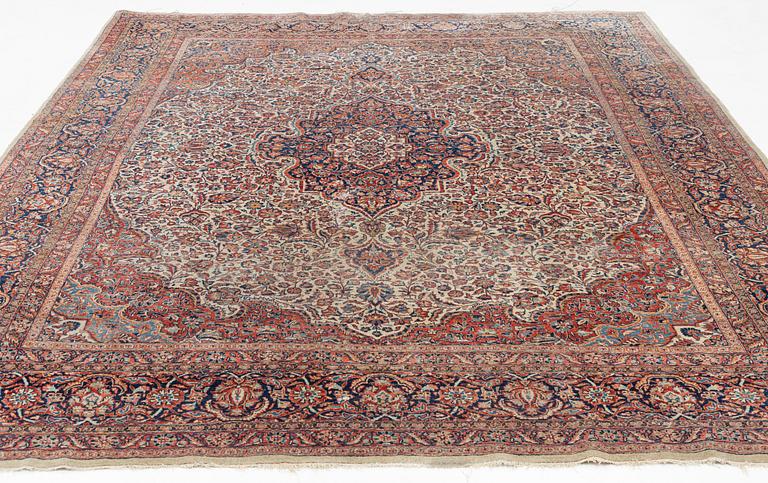A semi antique Keshan/Sarouk carpet, circa 335 x 260 cm.