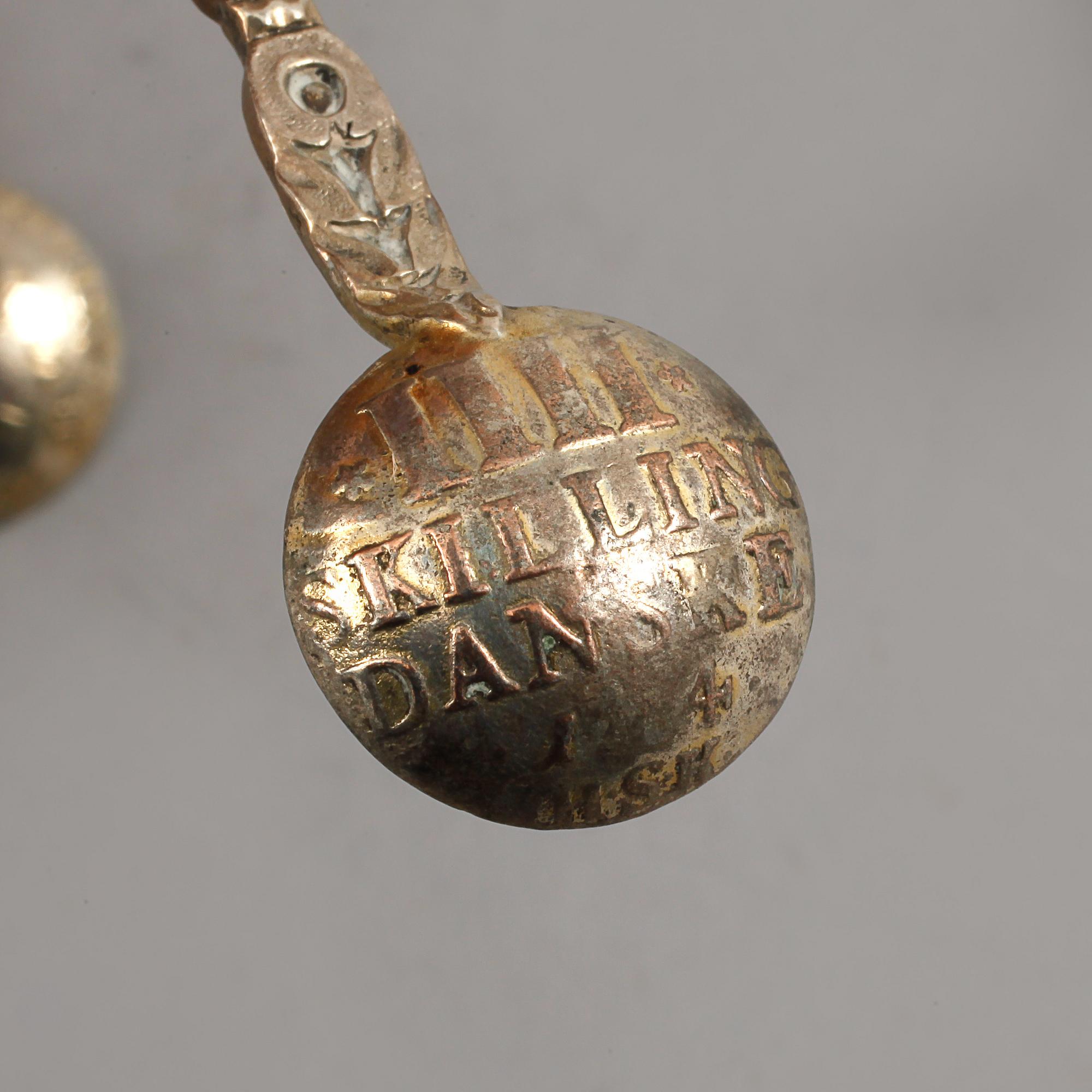 BÄGARE samt SALTKAR, ett par, silver och glas, Ryssland och Köpenhamn, omkring sekelskiftet 1900, vikt exkl glas 130 g.