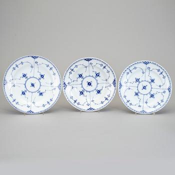 SERVISDELAR, 58 st, porslin, "Musselmalet", främst Royal Copenhagen, Danmark.