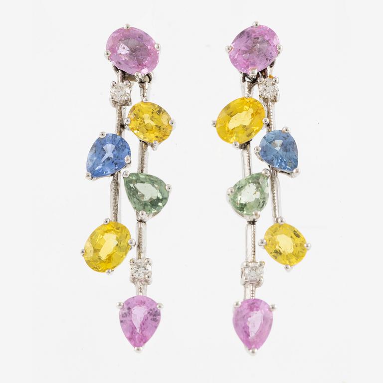 Earrings in 18K white gold set with drop-cut and oval-cut sapphires of various colours and brilliant-cut diamonds.