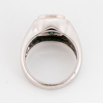 18K white gold and green sapphire och brilliant-cut diamond ring.