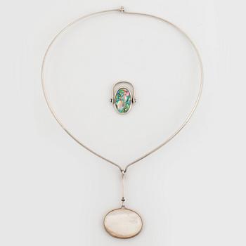 Vivianna Torun Bülow-Hübe, halssmycke och ring, sterlingsilver och pärlemo, sannolikt 1980-tal.
