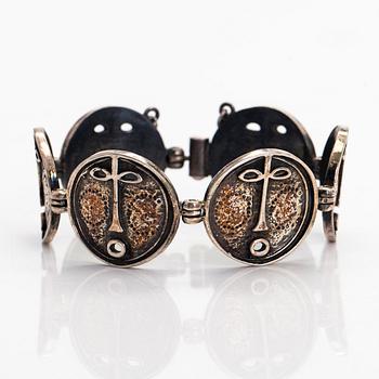 Jorma Laine, armband, "Mask", silver, Turun Hopea, Åbo 1973.