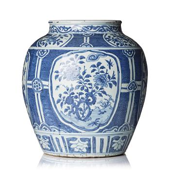 1082. A large blue and white jar, Ming dynasty, Wanli (1572-1620).