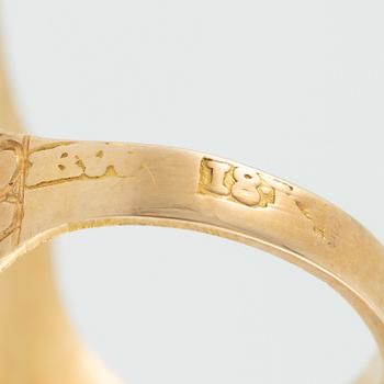 Thimble, finger guard and two rings, 18K gold, with fitted case.