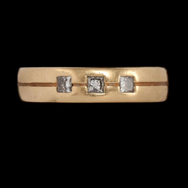RING, 18k guld med 3 prinsesslipade diamanter, tot 0.30 ct, 2000-tal. Vikt 12 g.