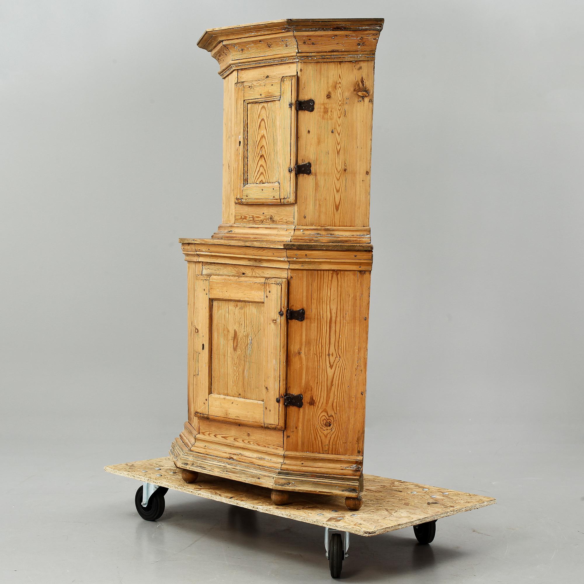 HÖRNSKÅP, allmoge, 1800-tal.