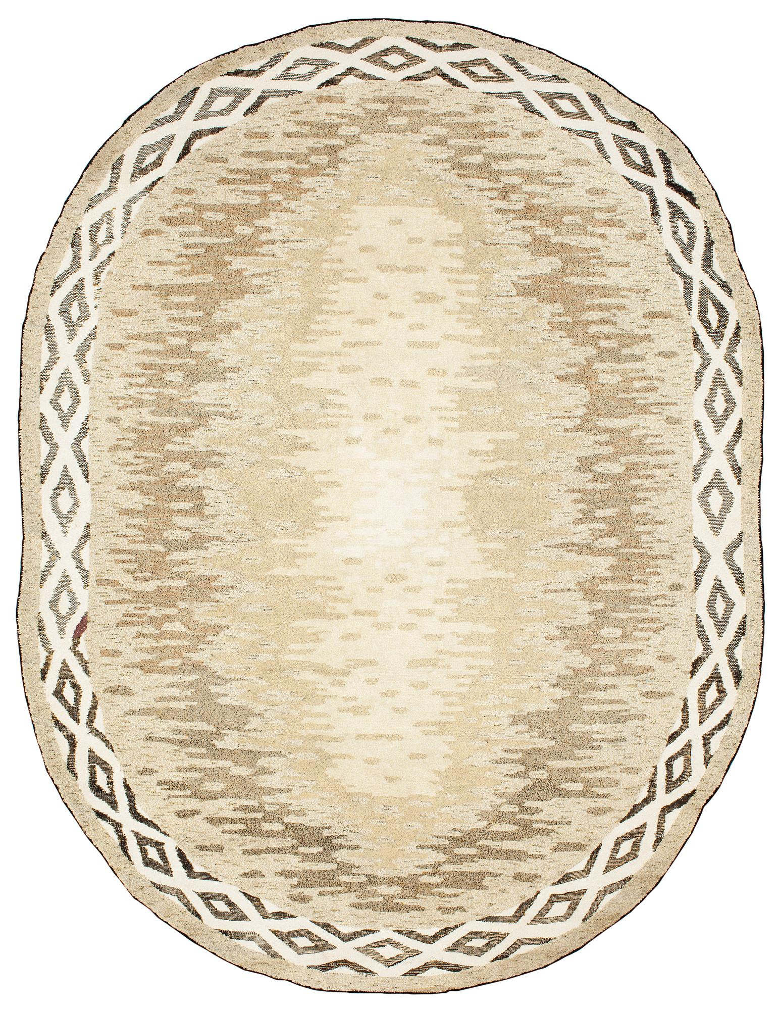 CARPET. Nearly an oval shape. Tapetstry- and pile variation. 288 x 220 cm. The 1920s to 30s.
