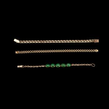 ARMBAND, 3 st, guld och gröna grossulargranater. 1900-talets senare hälft. Vikt 25,5 g.