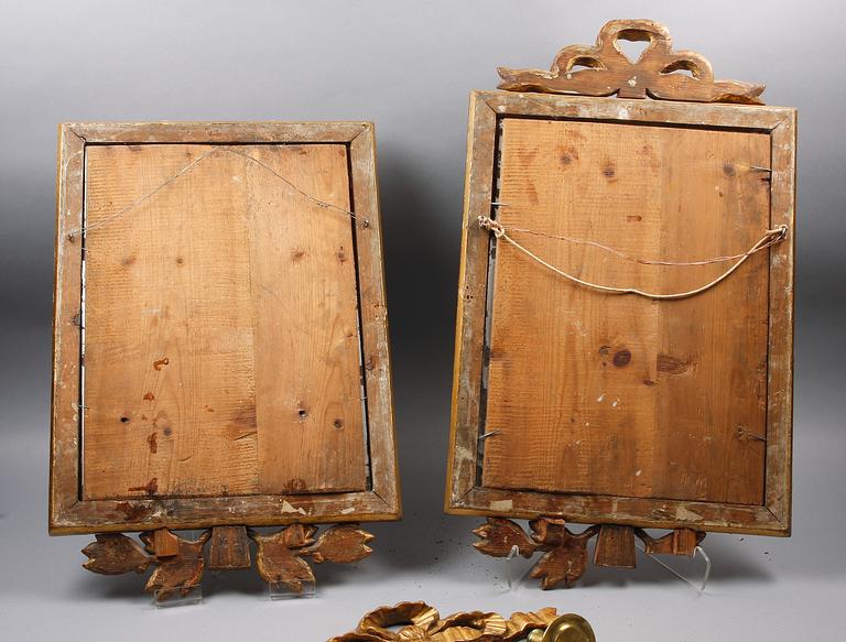 SPEGELLAMPETTER, ett par, gustaviansk typ, troligen delvis 1700-tal.