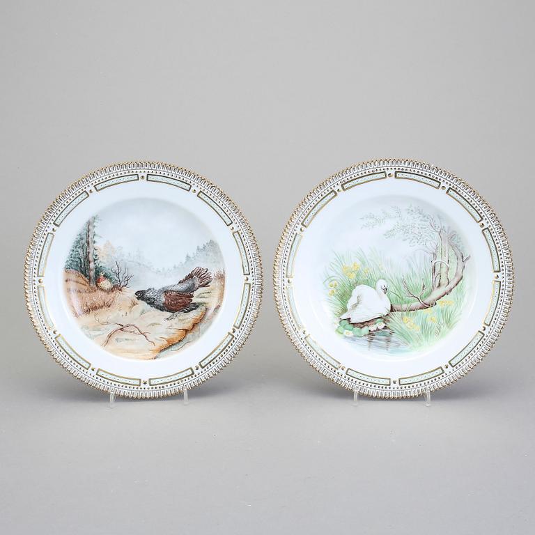 TALLRIKAR, 4 st, porslin. Royal Copenhagen, ur servisen Flora Danica. Dekorerade i s k Hausmalerei, 1942 och 1947.