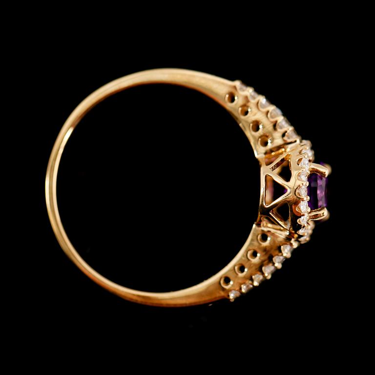 RING, 18 k guld, ametist 0.73 ct, diamanter tot 0.32 ct.