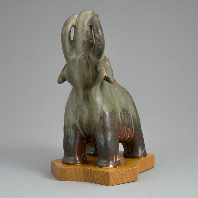 FIGURIN, stengods, Gunnar Nylund, Rörstrand, 1900-talets andra hälft.
