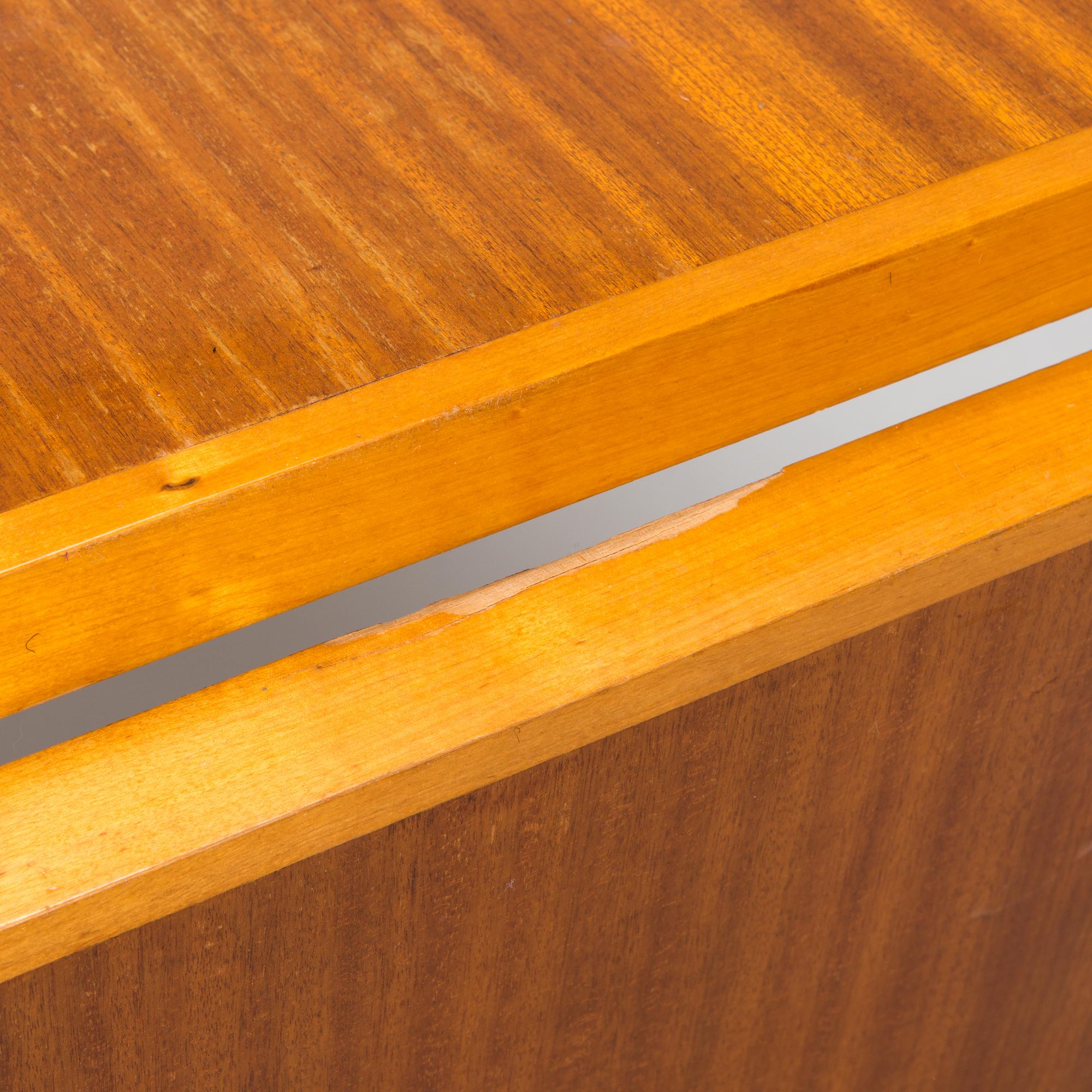 Alvar Aalto, matbord, modell DL82  för O.Y. Huonekalu-ja Rakennustyötehdas A.B 1900-talets mitt.