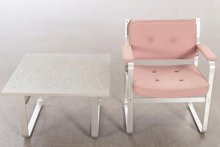 KARL ERIK EKSELIUS, soffbord samt karmstol, "Mondo", JOC möbler, Vetlanda, 1900-talets andra hälft.