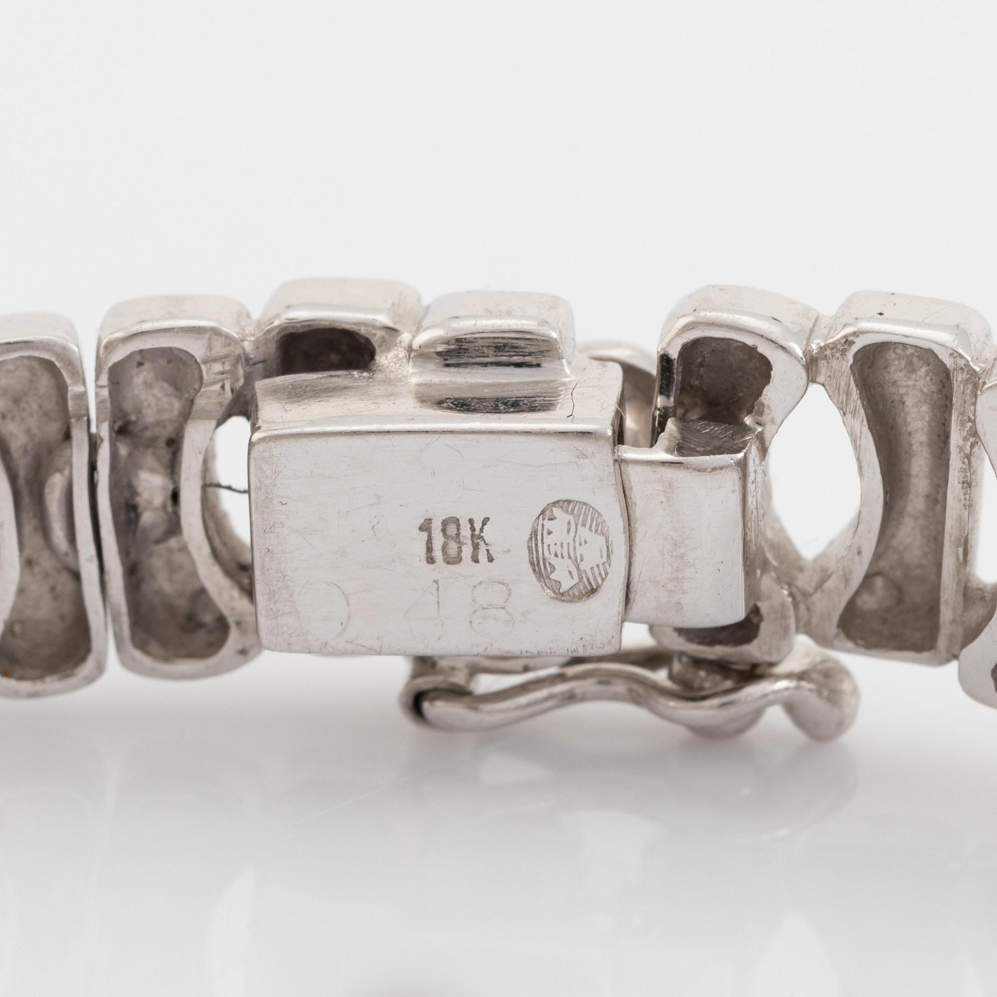 18K white gold and brilliant cut diamond bracelet.