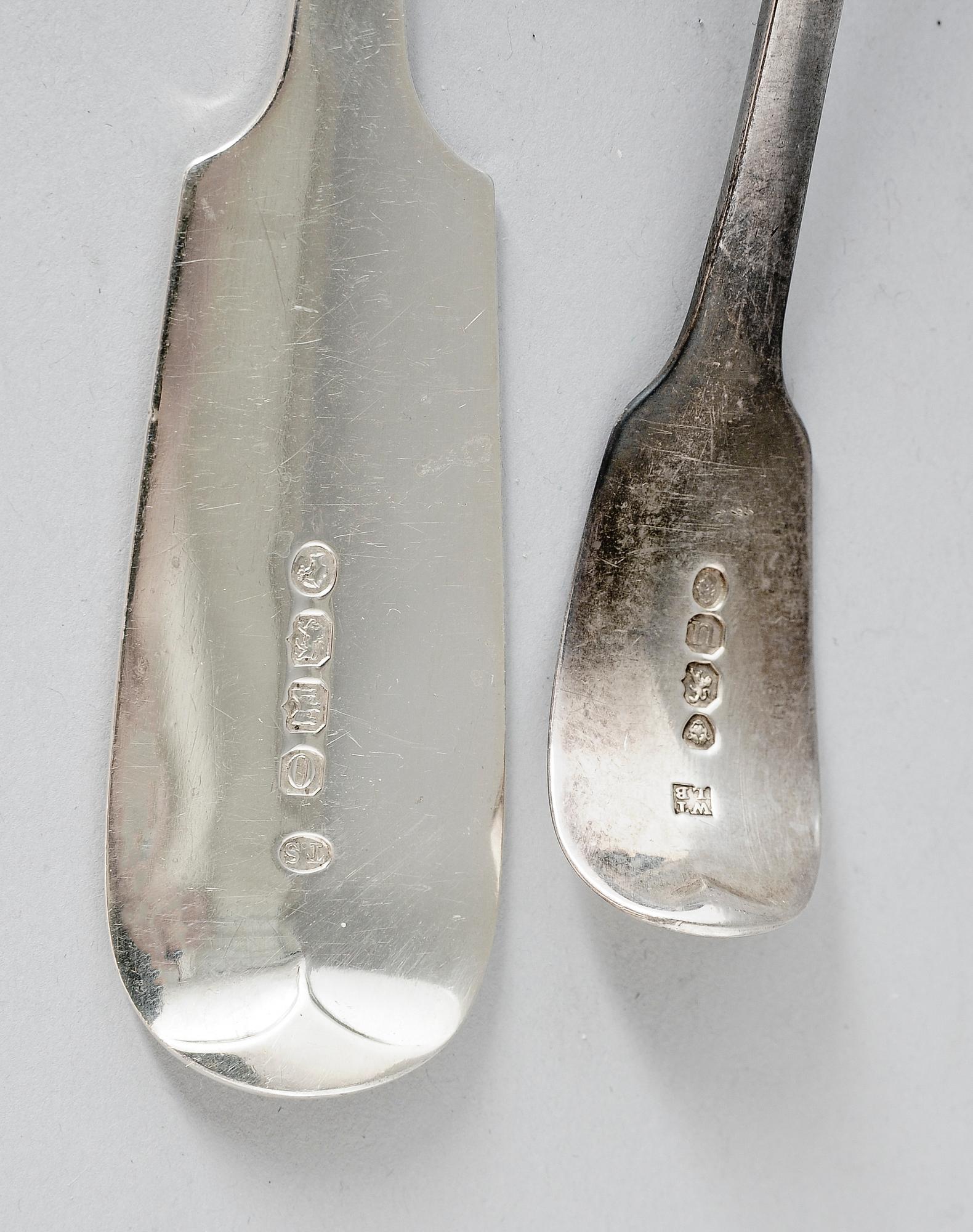 RAGUSKED, silver, Exeter 1870 samt SÅSSKED, silver, London 1835. Tot vikt ca 188 g.