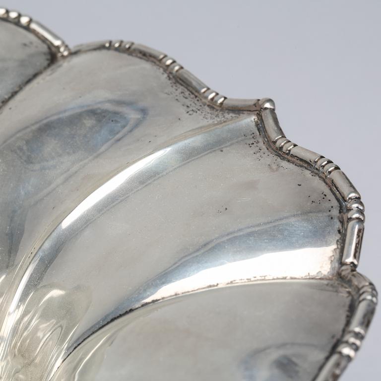 ERIC KALB, skål på fot, silver, Halmstad 1925, svenska importstämplar. Vikt c:a 790 g.