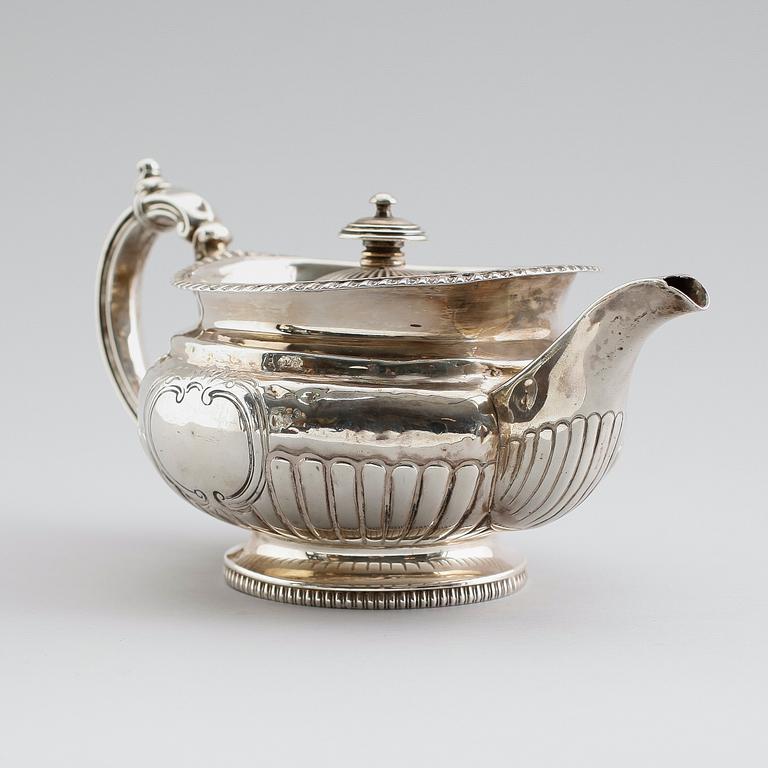TEKANNA, silver, Alice & George Burrows, London 1816. Vikt ca 685 gram.