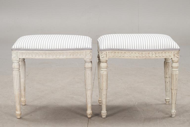 TABURETTER, ett par, gustaviansk stil, 1900-talets första hälft.