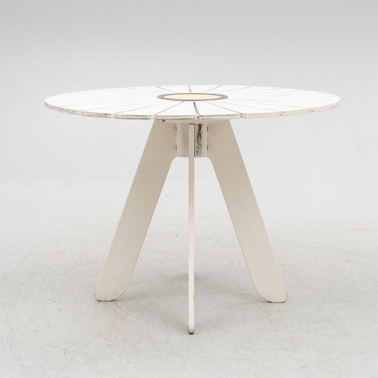 Alvar & Aino Aalto, an 'Aurino' garden furniture set with table and four chairs.