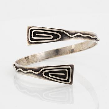 A silver bangle by Samuelssons Silversmedja.