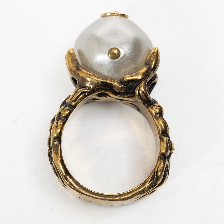 Gucci, Translation: "ring with a pearl".