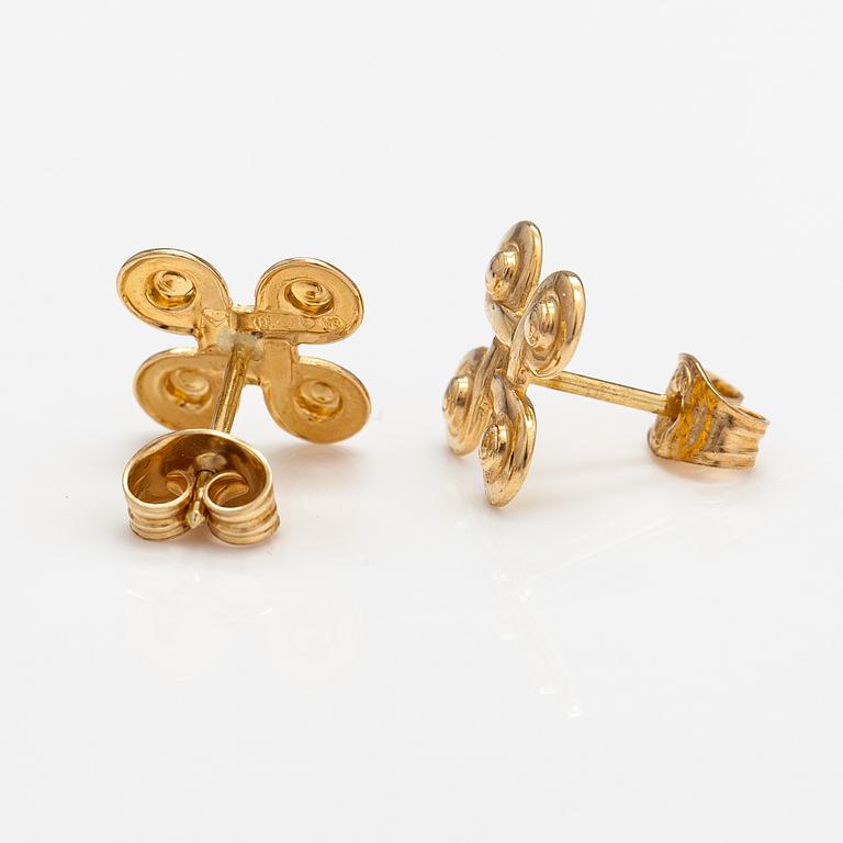 A pair of 14K ogld earrings. Kalevala koru, Helsinki 1998.
