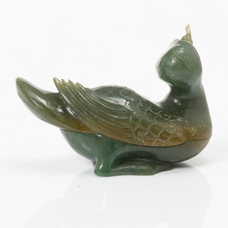 Bälteshake samt amulett och ask, nefrit och sten, Qingdynastin.