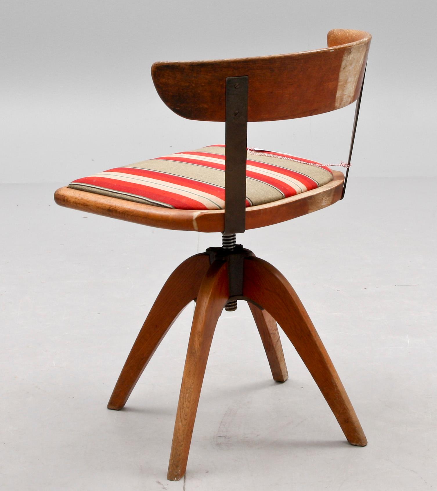 SKRIVBORDSSTOL, 1900-talets första hälft.