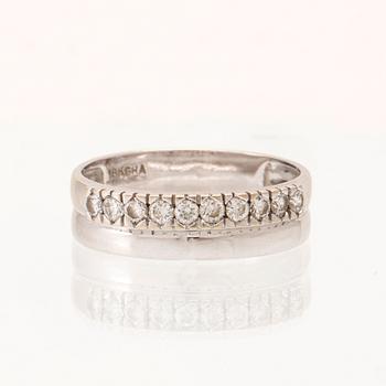 An 18K white gold ring set with round brilliant-cut diamonds.