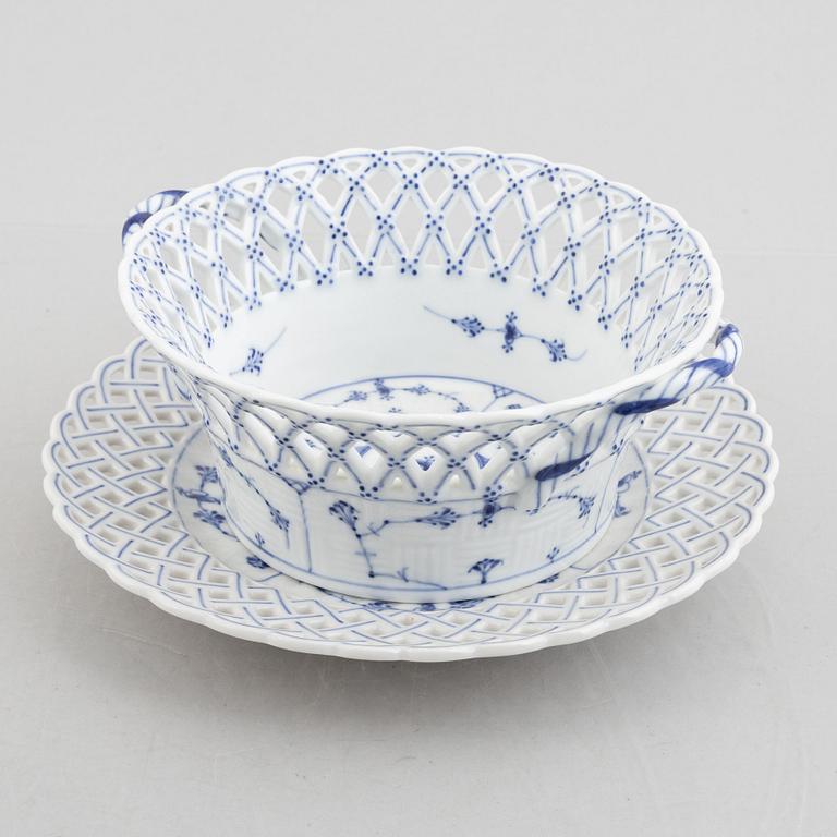 A 'Blue Fluted' / 'Musselmalet' porcelain fruit basket with stand, Royal Copenhagen, 19th century.