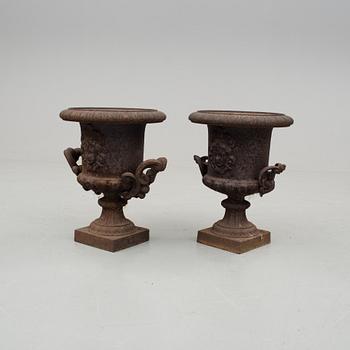 TRÄDGÅRDSURNOR, ett par, 1900-talets första hälft.