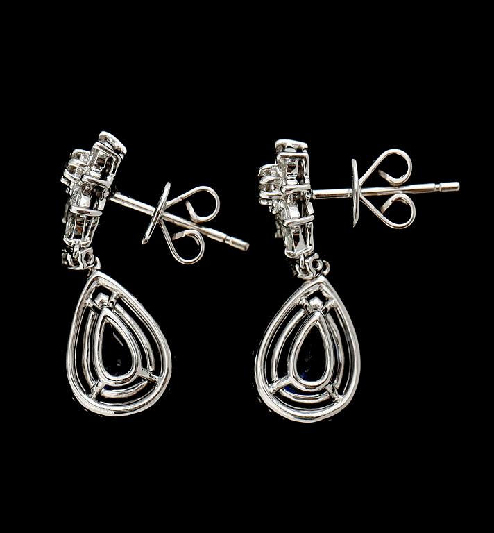 ÖRHÄNGEN, 1 par, 18 k vitguld, blå safirer tot ca 3.17 ct, briljant/navettlipade diamanter tot ca 0.90 ct.