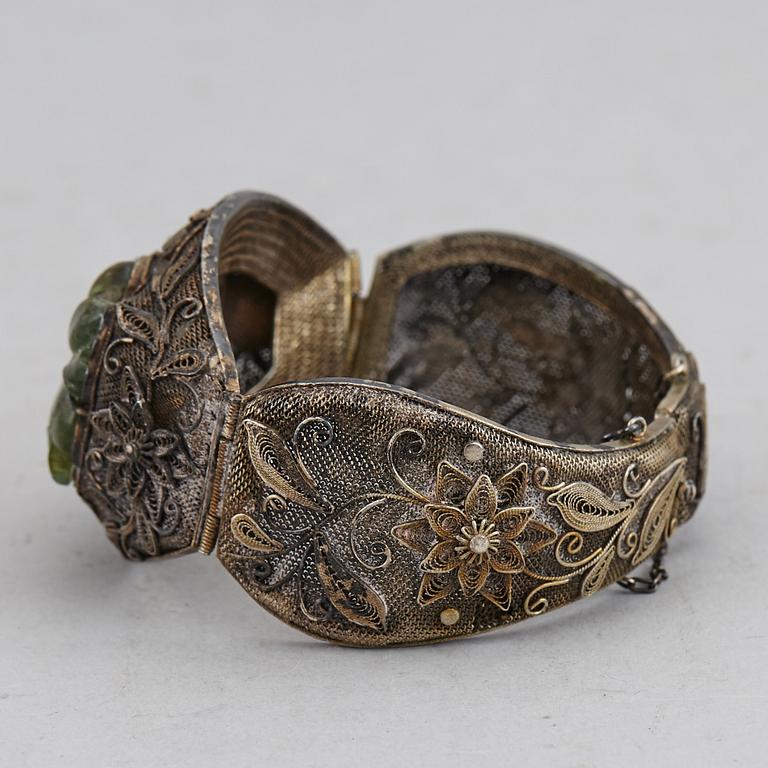 A Chinese silver filigree bracelet with inlays stone, early 20th century.