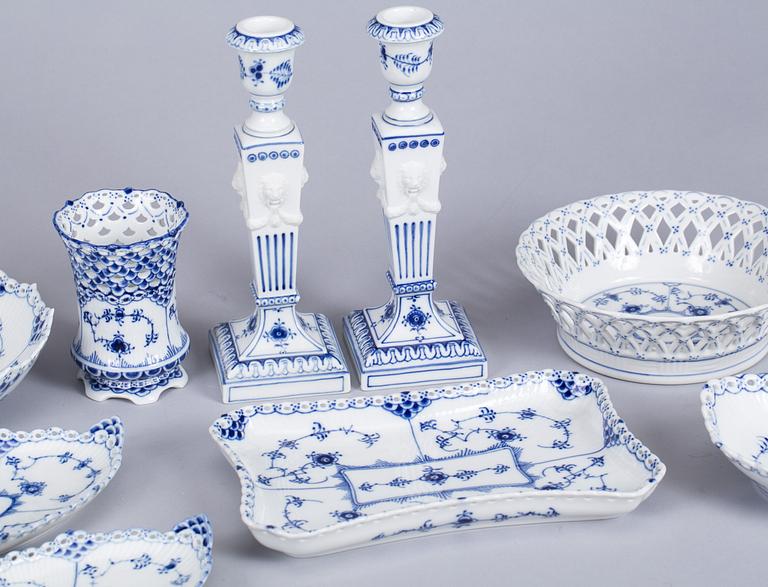 MATSERVIS, c:a 83 delar, porslin, "Musselmalet", Royal Copenhagen.