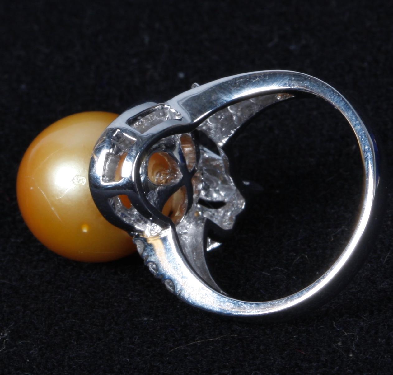 RING, 18k vitguld med briljanter, 0.38 ct enligt gravyr, och gul pärla. Tot 8 g.