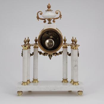 BORDSPENDYL, Louis XVI-stil, 1900-talets första hälft.
