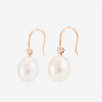 Örhängen 18K roséguld med odlade sötvattenspärlor och briljantslipade diamanter.