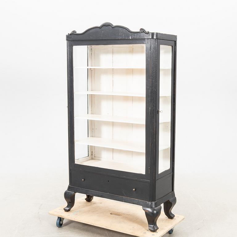 A painted display cabinet around 1900.