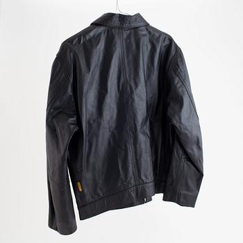 A photograph of Lars Norén visiting the set of "Skuggpojkar". The Armani jacket in the photo is included in this lot.