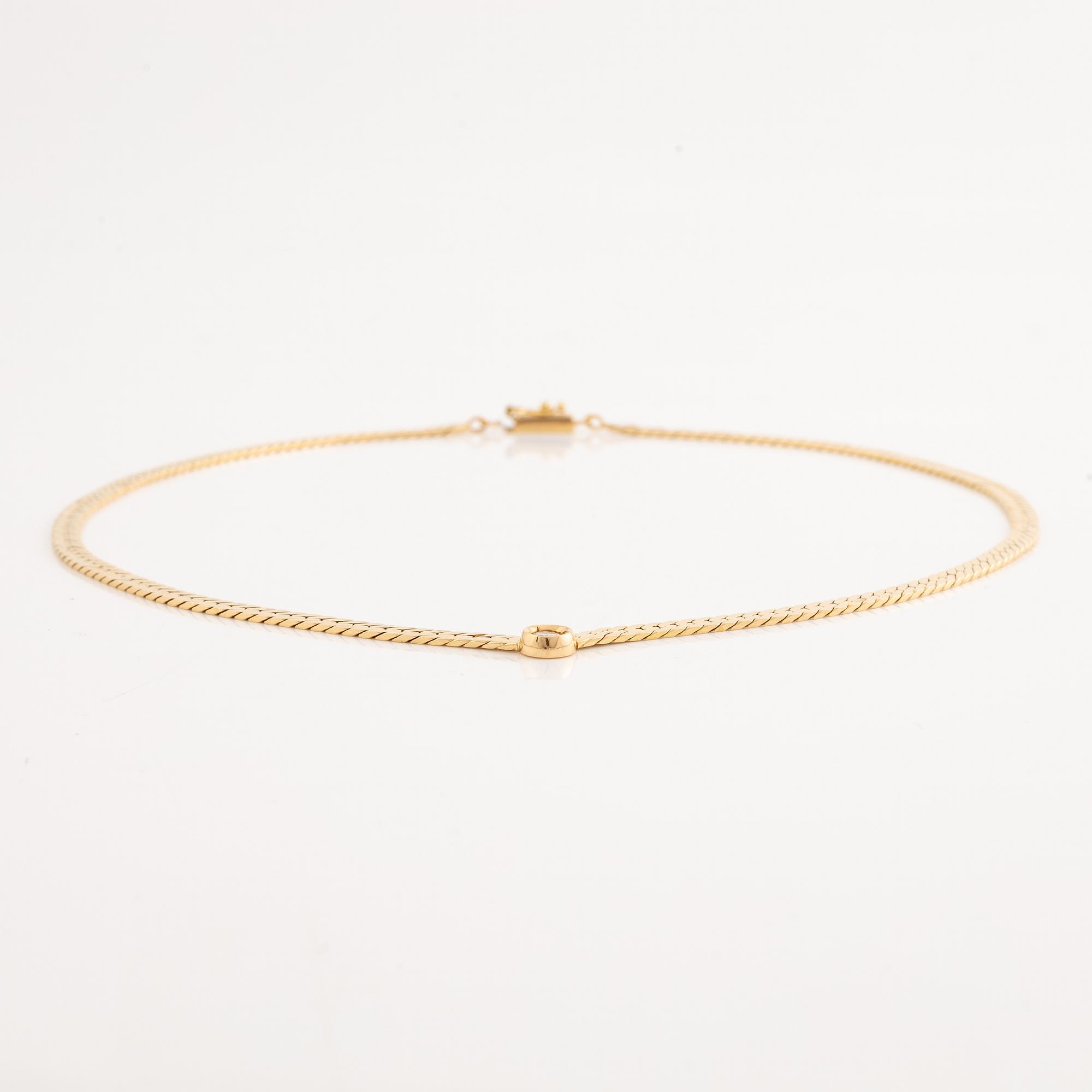 Necklace 18K gold with a round brilliant-cut diamond.