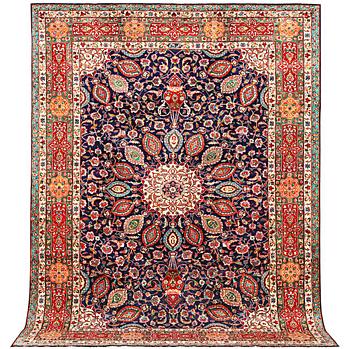 A Kashan carpet, a. 330 x 244 cm.